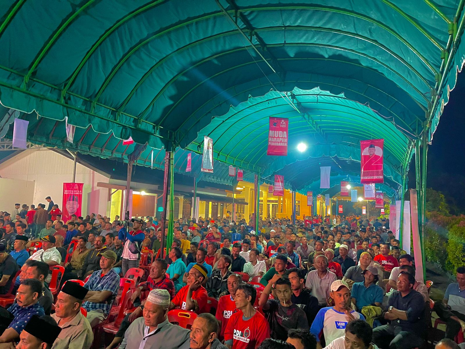 Ribuan warga dari berbagai daerah padati acara 'Duek Pakat Raya' Caleg DPR-RI Dapil I Aceh Jamaluddin Idham, SH, MH di Desa Sukaramai, Kecamatan Darul Makmur, Nagan Raya, Aceh, Jumat, (2/12/2023) malam. (Foto untuk Distori)