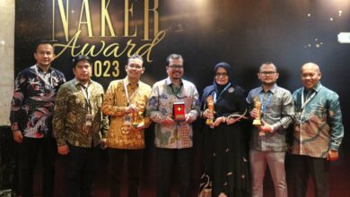 Asisten I Sekda Aceh Azwardi Abdullah (tengah) didampingi Kepala Dinas Tenaga Kerja dan Mobilitas Penduduk Aceh Akmil Husen, serta dari dua perusahaan asal Aceh, saat menerima penghargaan Naker Award 2023, di Balai Sarbini, Jakarta, Jumat, (1/12/2023). (Foto: Dok. BPPA)