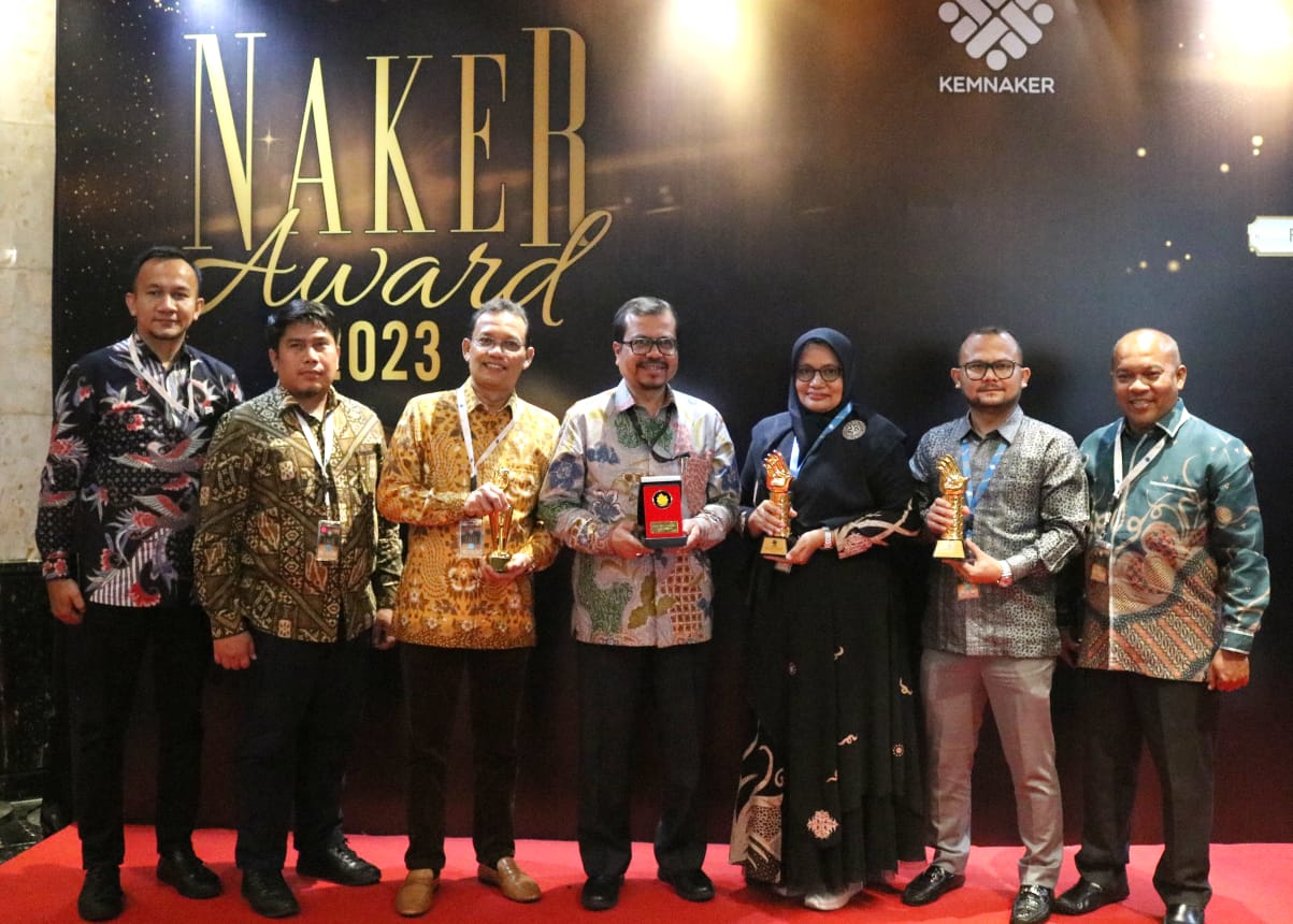 Asisten I Sekda Aceh Azwardi Abdullah (tengah) didampingi Kepala Dinas Tenaga Kerja dan Mobilitas Penduduk Aceh Akmil Husen, serta dari dua perusahaan asal Aceh, saat menerima penghargaan Naker Award 2023, di Balai Sarbini, Jakarta, Jumat, (1/12/2023). (Foto: Dok. BPPA)