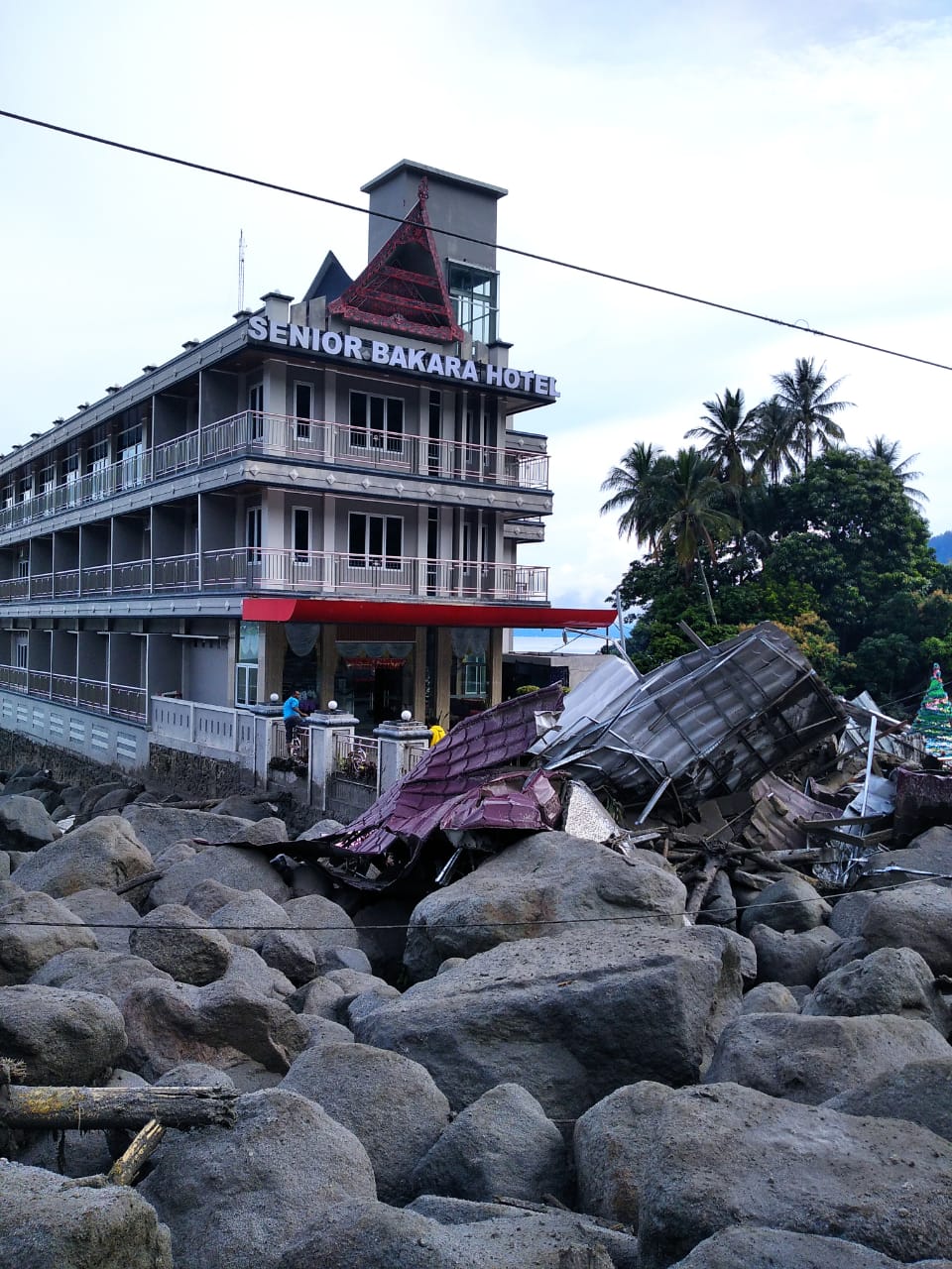 Sejumlah rumah dan bangunan ibadah rusak setelah terdampak banjir bandang di Desa Simangulampe, Kecamatan Baktiraja, Kabupaten Humbang Hasundutan, Sumatera Utara, Sabtu (2/12/2023). (Foto: Dok. BPBD Kabupaten Humbang Hasundutan)