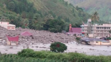Material berupa bebatuan berukuran besar yang terbawa banjir bandang menimbun permukiman penduduk di Desa Simangalumpe, Kecamatan Baktiraja, Kabupaten Humbang Hasundutan, Sumatera Utara, Sabtu (2/12). (Foto: Dok. BNPB)