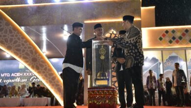 Pj. Gubernur Aceh yang diwakili Kepala Dinas Syariat Islam Aceh, Zahroel Fajri Menutup Musabaqah Tilawatil Quran (MTQ) Aceh XXXVI Tahun 2023 di Kabupaten Simeulue, Sabtu Malam, (2/12/2023). (Foto: Adpim Pemprov Aceh)