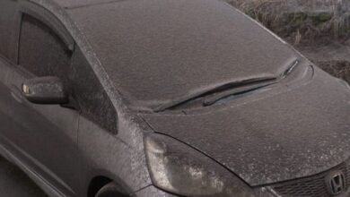 Kondisi mobil pascahujan abu vulkanik dari erupsi Gunung Marapi yang terjadi di wilayah Nagari Lasi, Kecamatan Canduang, Kabupaten Agam, Sumatera Barat, Minggu (3/12). (Foto: Dok. Pusdalops BPBD Kabupaten Agam)