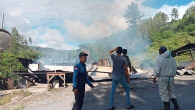 Satu rumah warga terbakar merah di dusun Kanis, Kampung Muyang Kute Mangku, Kecamatan Bandar, Kabupaten Bener Meriah, Senin, (4/12/2023). (Foto: Dok. BPBA)