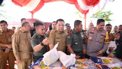 Penjabat Gubernur Aceh Achmad Marzuki bersama Pangdam IM, Kapolda Aceh dan unsur Forkopimda lainnya meninjau stand pasar murah pada acara Bakti Sosial Kesehatan dan Pangan Murah di Lapangan Blang Padang, Senin, (4/12/2023). (Foto: Dok. Adpim Pemprov Aceh)