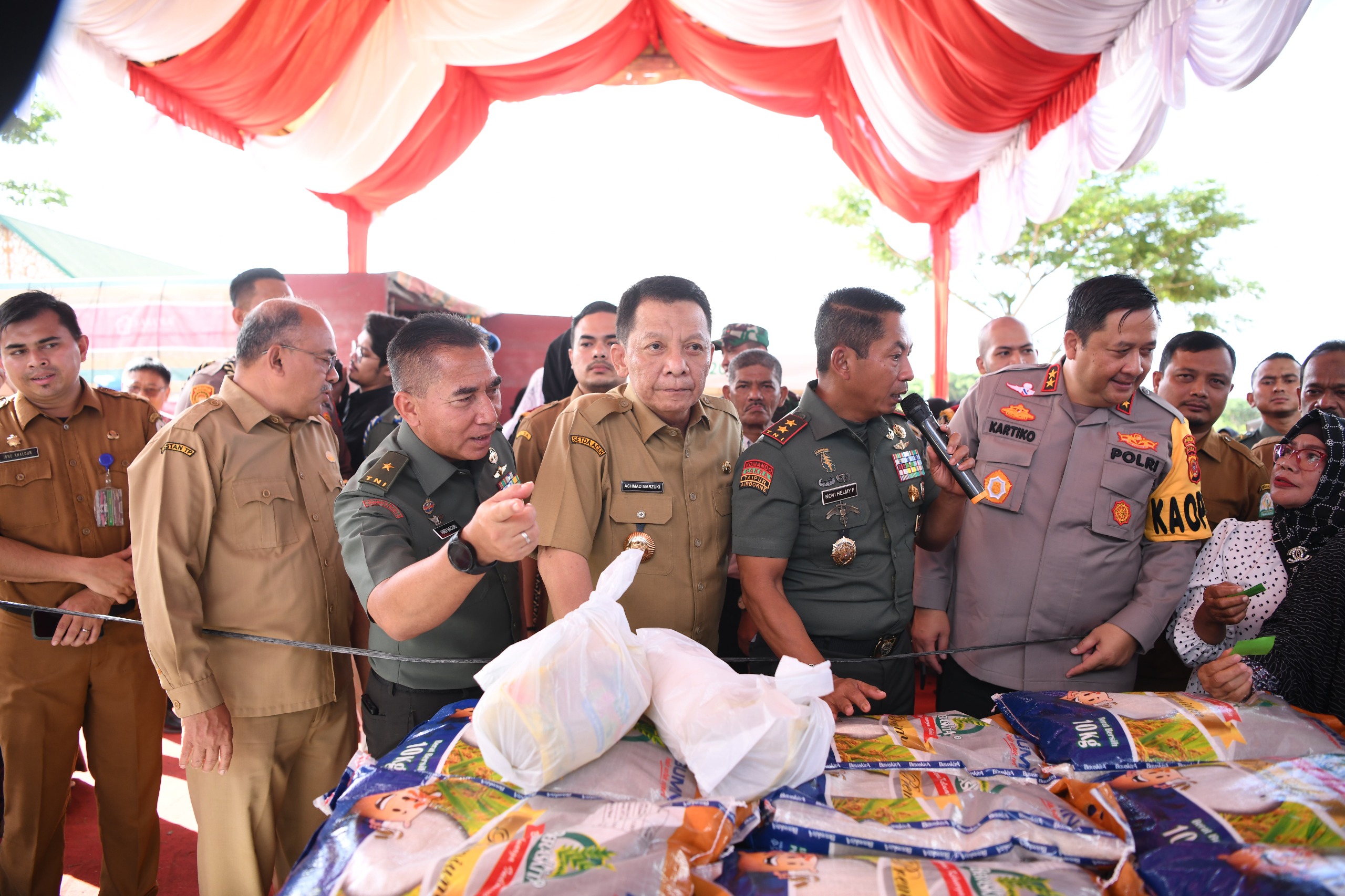 Penjabat Gubernur Aceh Achmad Marzuki bersama Pangdam IM, Kapolda Aceh dan unsur Forkopimda lainnya meninjau stand pasar murah pada acara Bakti Sosial Kesehatan dan Pangan Murah di Lapangan Blang Padang, Senin, (4/12/2023). (Foto: Dok. Adpim Pemprov Aceh)