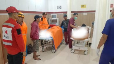 Dua warga terluka tertimpa longsor dilarikan ke rumah sakit RSUD Karangasem untuk mendapatkan perawatan lebih lanjut. (Foto: Dok. BNPB)