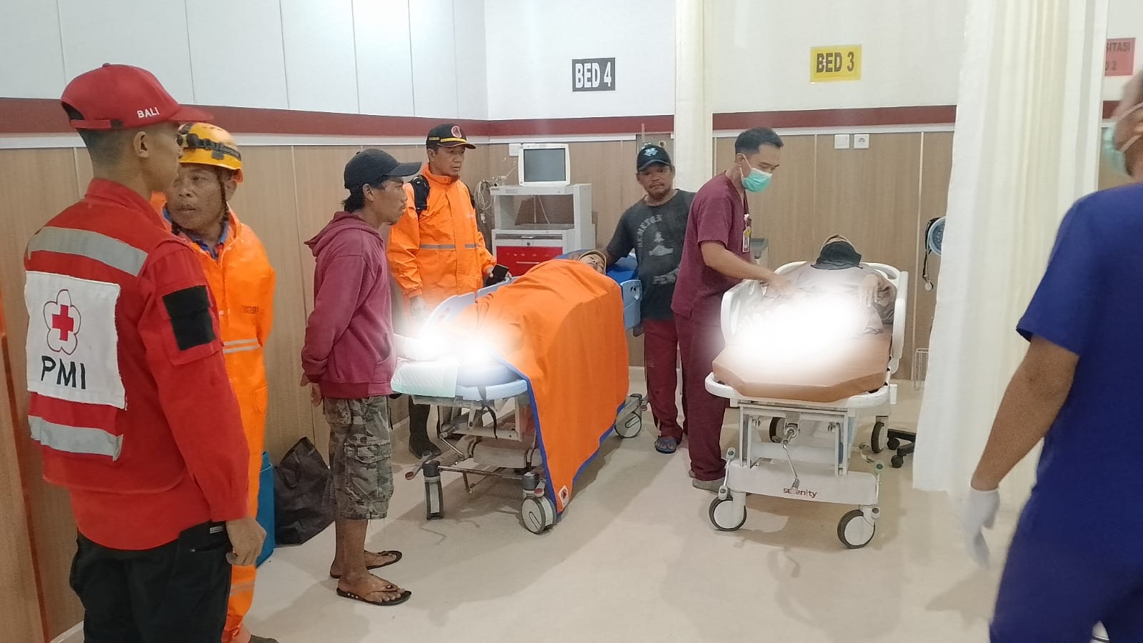 Dua warga terluka tertimpa longsor dilarikan ke rumah sakit RSUD Karangasem untuk mendapatkan perawatan lebih lanjut. (Foto: Dok. BNPB)