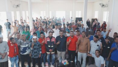 Jamaluddin Idham bersama masyarakat di Aceh Jaya. (Foto untuk Distori)