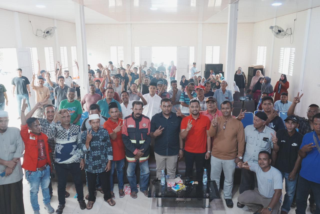 Jamaluddin Idham bersama masyarakat di Aceh Jaya. (Foto untuk Distori)