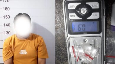 Tokang beserta barang bukti sabu yang diamankan polisi. (Foto: Dok. Polres Lhokseumawe)