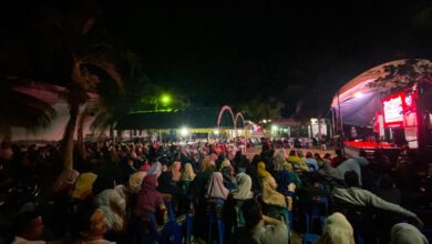 Seribuan warga di Kabupaten Aceh Besar menghadiri kampanye Caleg DPR-RI nomor urut 2 dari PDIP, Jamaluddin Idham, Selasa, (5/12/2023). (Foto: Distori/Fahzian Aldevan)