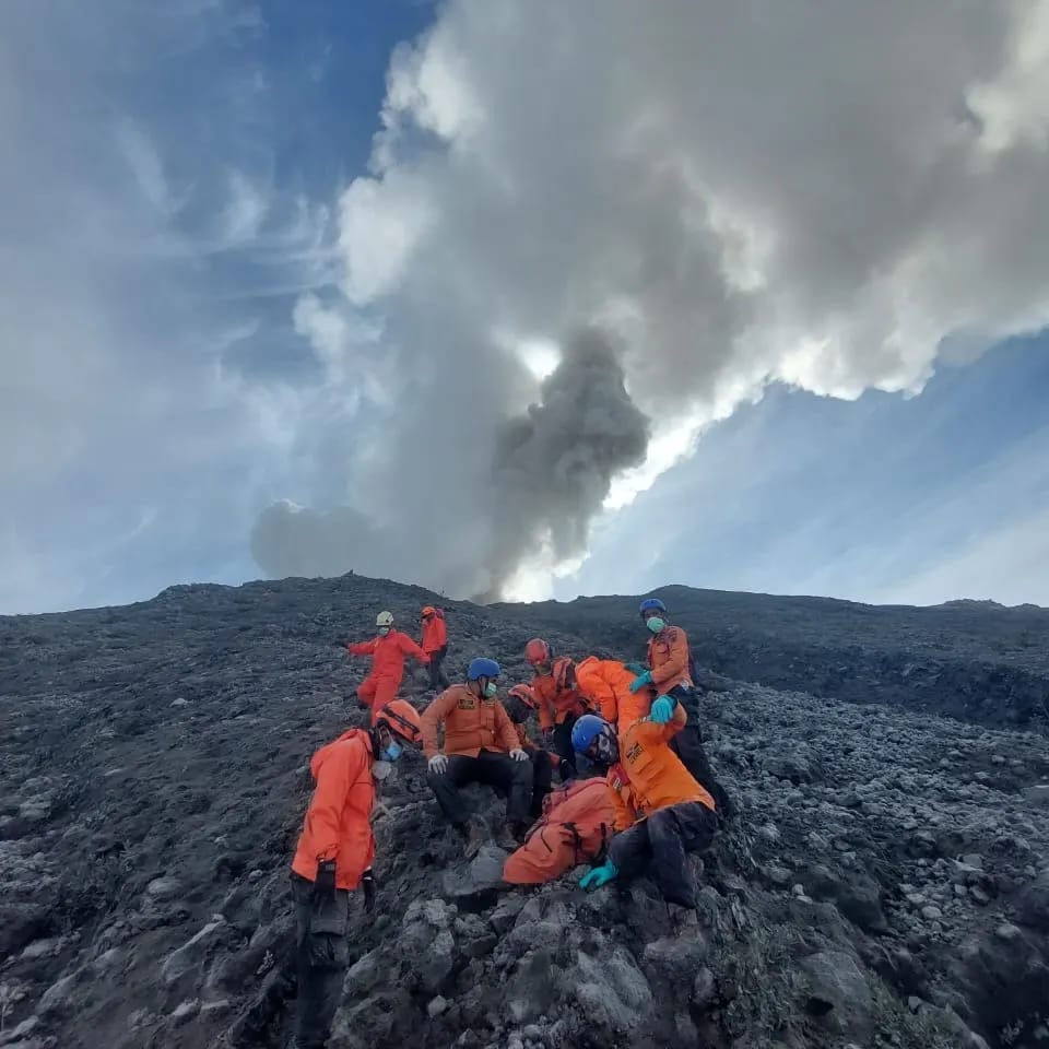 Proses evakusi korban yang meninggal saat erupsi gunung marapi yang berada di wilayah administrasi Kabupaten Agam dan Tanah Datar, Sumatera Barat. (Foto: Dok. BNPB)