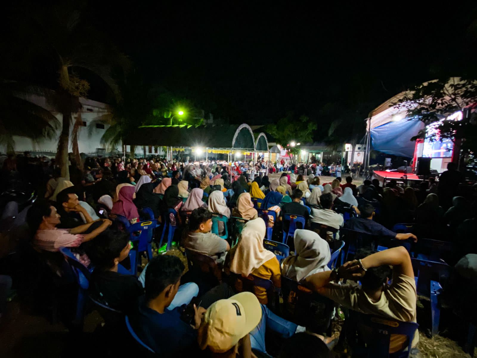 Seribuan warga di Kabupaten Aceh Besar menghadiri kampanye Caleg DPR-RI nomor urut 2 dari PDIP, Jamaluddin Idham, Selasa, (5/12/2023). (Foto: Distori/Fahzian Aldevan)