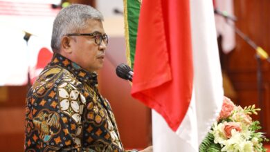 Sekda Aceh, Bustami menyampaikan sambutan pada peringatan HUT ke 24 Dharma Wanita Persatuan (DWP) Aceh di Anjong Mon Mata, Banda Aceh, Kamis, (7/12/2023). (Foto: Dok. Adpim Pemprov Aceh)