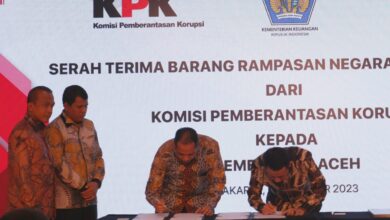 Penjabat Gubernur Aceh, Achmad Marzuki bersama Wakil Ketua KPK Nurul Ghufron yang disaksikan Deputi Bidang Penindakan dan Eksekusi KPK Rudi Setiawan dan Kepala BPKA Ramzi di Ruang Mini Teater Lantai 4, Gedung Pusat Edukasi Anti Korupsi KPK, Jakarta Selatan, Kamis, (7/12/2023). (Foto: Dok BPPA)