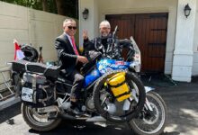 Pengendara motor keliling dunia, Ida Bagus (IB) Ngurah Wijaya, 72 tahun, di Cape Town, Selatan benua Afrika. (Foto: Dok. Pribadi)