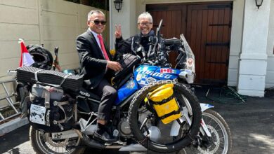 Pengendara motor keliling dunia, Ida Bagus (IB) Ngurah Wijaya, 72 tahun, di Cape Town, Selatan benua Afrika. (Foto: Dok. Pribadi)