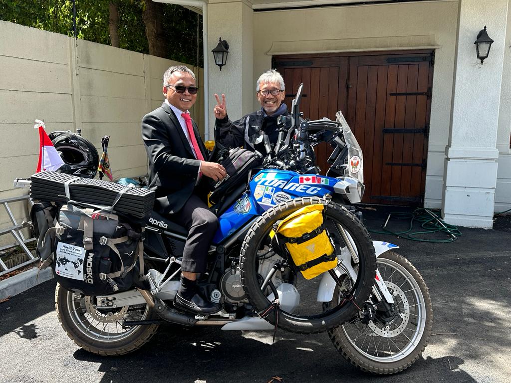 Pengendara motor keliling dunia, Ida Bagus (IB) Ngurah Wijaya, 72 tahun, di Cape Town, Selatan benua Afrika. (Foto: Dok. Pribadi)