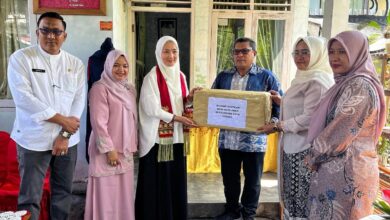 Pj Ketua Dekranasda Aceh, Ayu Candra Febiola Nazuar memberikan bantuan kepada desa kerajinan bordir di Gampong Ie Meulee, Kota Sabang. (Foto: Dok. Prokopim Sabang)