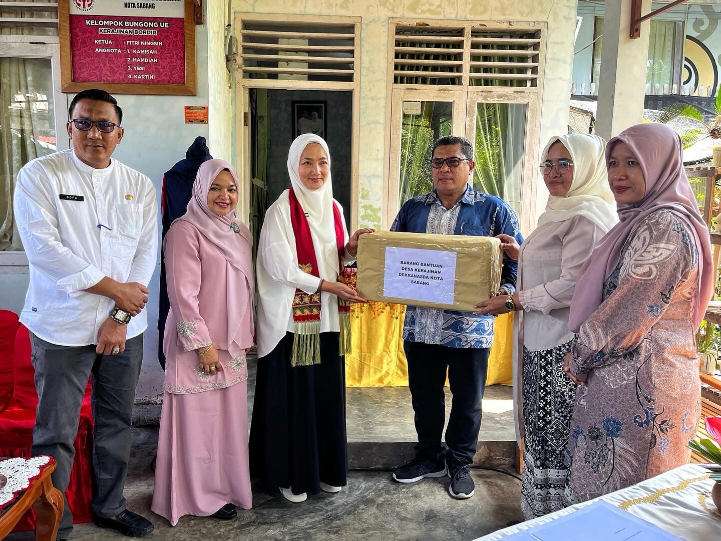 Pj Ketua Dekranasda Aceh, Ayu Candra Febiola Nazuar memberikan bantuan kepada desa kerajinan bordir di Gampong Ie Meulee, Kota Sabang. (Foto: Dok. Prokopim Sabang)
