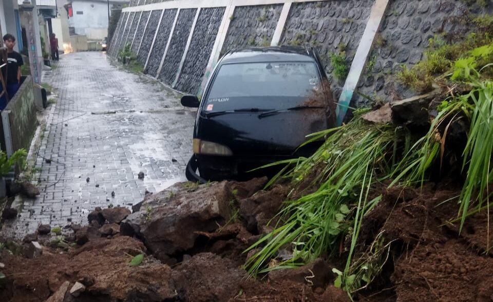 Tanah longsor di Dusun Pencar, Desa Klowoh, Kecamatan Kalikajar, Kabupaten Wonosobo, Jawa Tengah, Jumat, (8/12/2023). (Foto: Dok. BNPB)