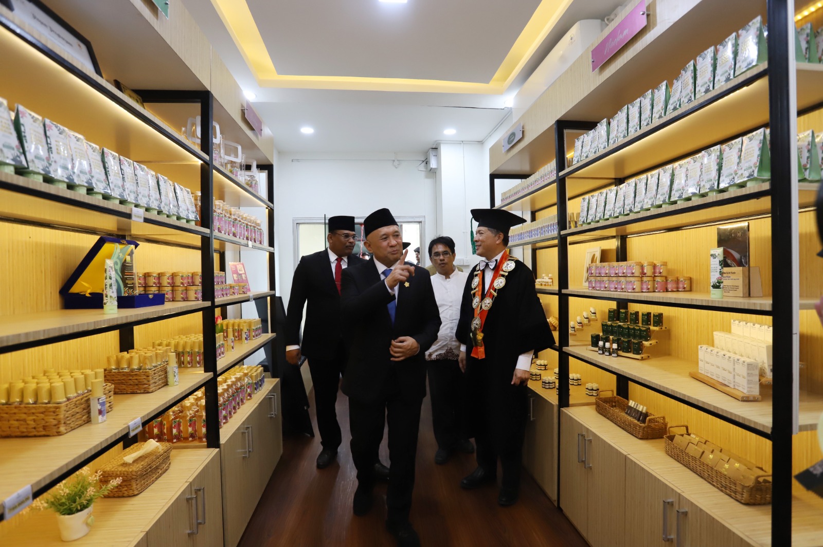 Rektor USK, Prof Marwan mendampingi Menteri Koperasi dan UKM RI, Teten Masduki melihat produk yang ada di USK Store, Jumat, (8/12/2023). (Foto: Dok. Humas USK)