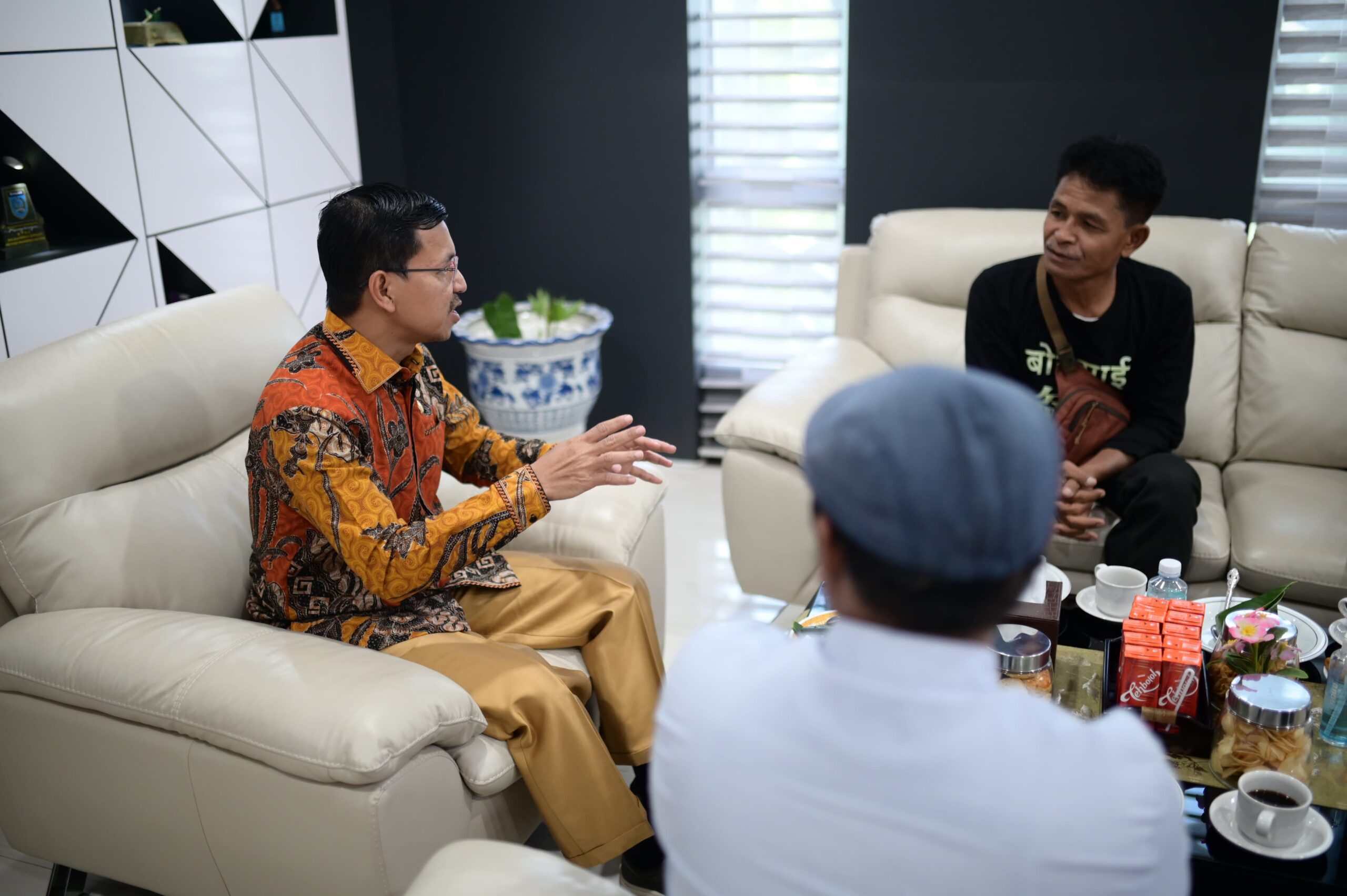 Ketua DPRK Banda Aceh, Farid Nyak Umar, menerima kunjungan tiga pengurus Perkumpulan Penggemar Bonsai Indonesia (PPBI). (Foto: Dok. DPRK Banda Aceh)