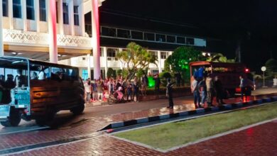 Pengungsi etnis Rohingya saat berada di Kantor Gubernur Aceh, Banda Aceh, Minggu (10/12/2023) malam. (Foto: Dok. Panglima Laot)