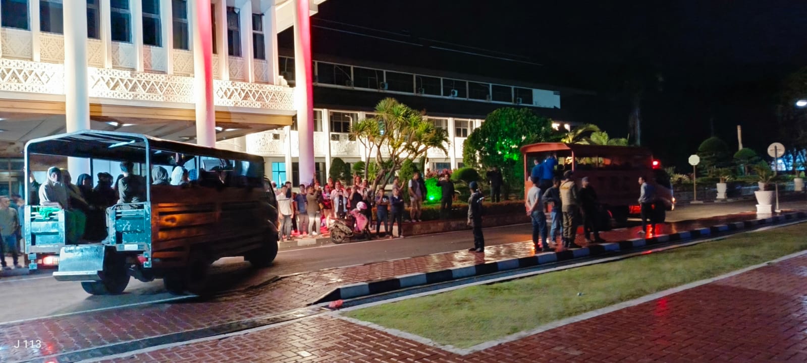 Pengungsi etnis Rohingya saat berada di Kantor Gubernur Aceh, Banda Aceh, Minggu (10/12/2023) malam. (Foto: Dok. Panglima Laot)