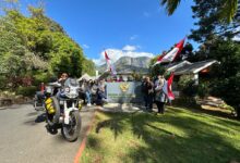 Prosesi pelepasan solo touring Ida Bagus Ngurah Wijaya, dari titik paling Selatan di Afrika menuju Nordkapp, titik paling Utara di Eropa, Sabtu pagi (9/12/2023). (Foto: Dok. KJRI Cape Town)
