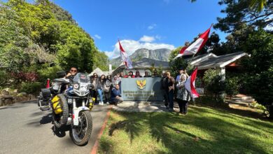 Prosesi pelepasan solo touring Ida Bagus Ngurah Wijaya, dari titik paling Selatan di Afrika menuju Nordkapp, titik paling Utara di Eropa, Sabtu pagi (9/12/2023). (Foto: Dok. KJRI Cape Town)