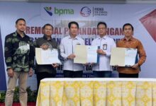 Penandatanganan kerja sama jual beli gas antara Subholding Gas PT Pertamina Persero, PT PGN Tbk bersama PT Pertagas Niaga (PTGN) dan PT Pema Global Energi (PGE) untuk PT Pupuk Iskandar Muda, industri di Aceh, serta industri di Sumatera Utara, Kamis (7/12/2023). (Foto: Dok. PGN)