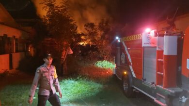 Satu rumah warga terbakar di Desa Mon Geudong, Kecamatan Banda Sakti, Kota Lhokseumawe. (Foto: Dok. Polisi)