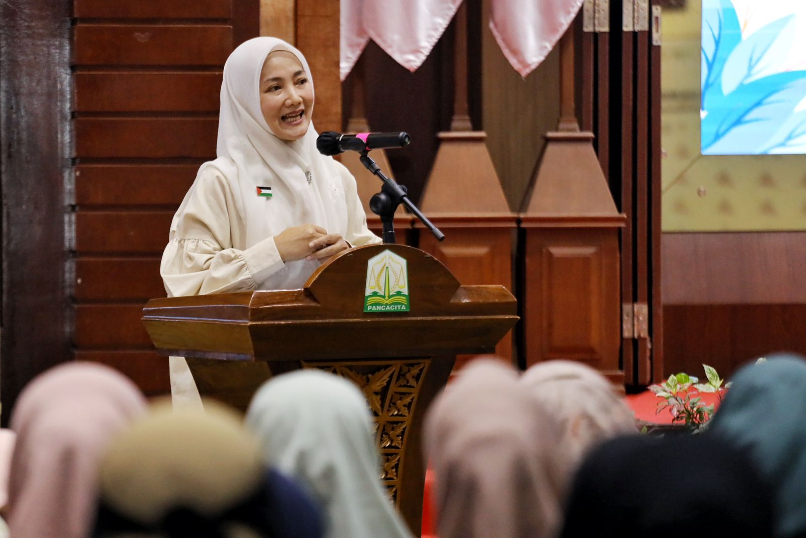 Pj Ketua PkK Aceh Ayu Marzuki menyampikan Materi Pada Launching dan Seminar SAMARA (Sekolah Mawaddah Warahmah) di Anjong Mon Mata, Banda Aceh, (9/12/2023). (Foto: Dok. Adpim Pemprov Aceh)