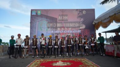 Kepala Dinas Pariwisata, Ekonomi Kreatif, Kepemudaan dan Olahraga Aceh Jaya,  Menerima tamu Finish dalam Kegiatan Aceh Cycling Tourism 2023 pada Minggu (20/8/2023).  (Foto: Dok. Kadisparekrafpora Aceh Jaya)