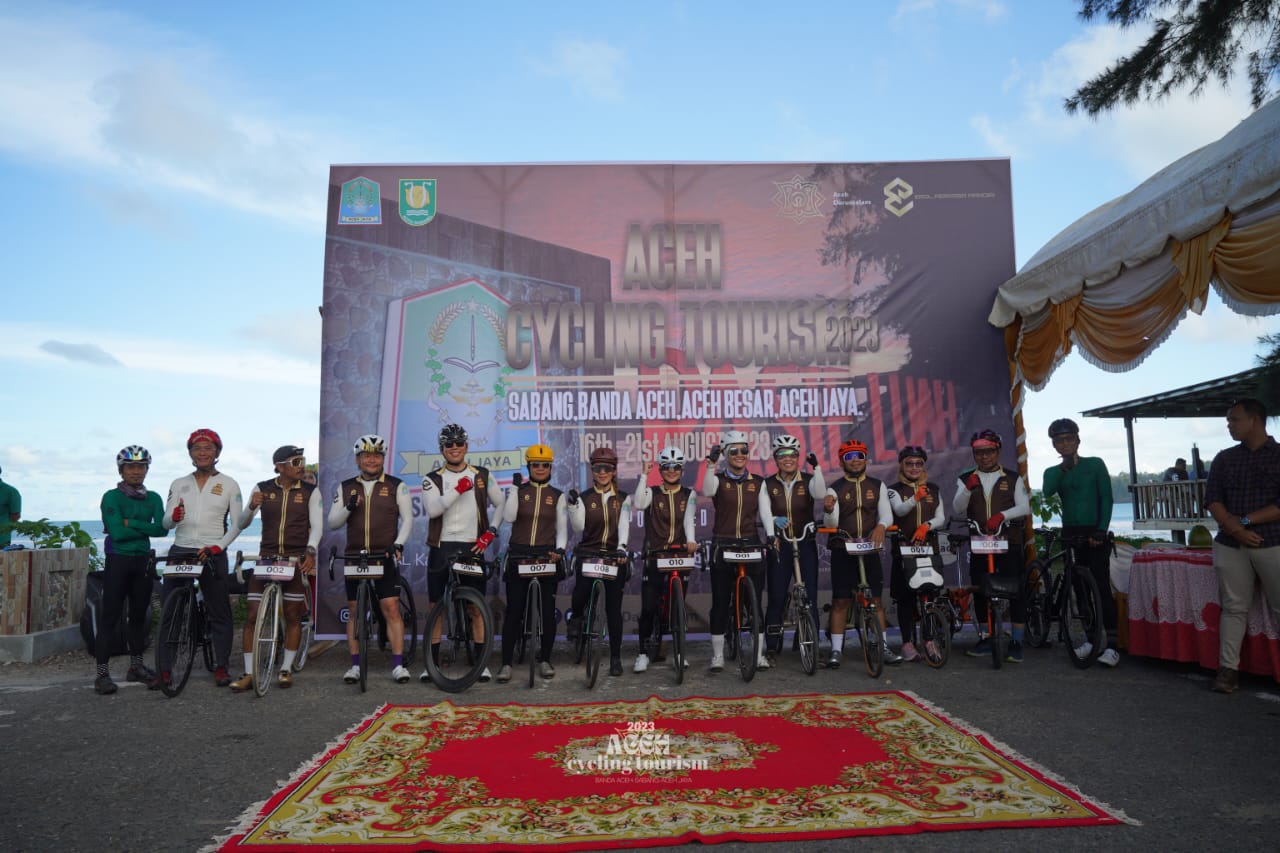 Kepala Dinas Pariwisata, Ekonomi Kreatif, Kepemudaan dan Olahraga Aceh Jaya, Menerima tamu Finish dalam Kegiatan Aceh Cycling Tourism 2023 pada Minggu (20/8/2023). (Foto: Dok. Kadisparekrafpora Aceh Jaya)