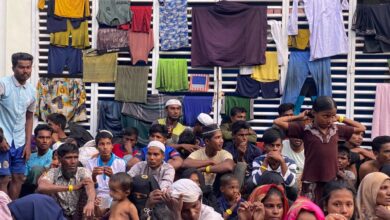 Puluhan pengungsi Rohingya di penampungan sementara di Balai Meuseuraya Kota Banda Aceh, Provinsi Aceh, Senin (11/12/2023). (Foto: Fahzian Aldevan)