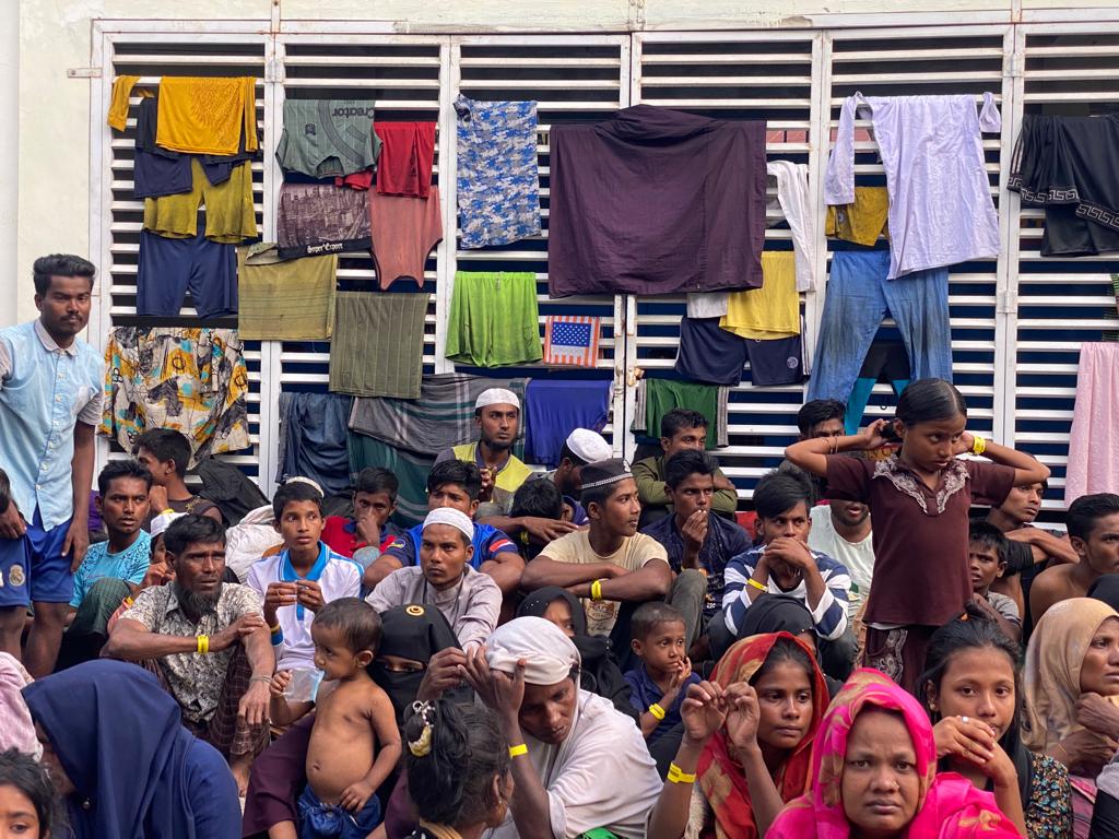 Puluhan pengungsi Rohingya di penampungan sementara di Balai Meuseuraya Kota Banda Aceh, Provinsi Aceh, Senin (11/12/2023). (Foto: Fahzian Aldevan)