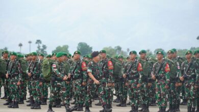 555 prajurit TNI Satgas Yonif 116/GS di berangkatkan ke wilayah Papua di Pangkalan Udara Sultan Iskandar Muda, Aceh Besar, Selasa (12/12/23). (Foto: Dok. Kodam IM)