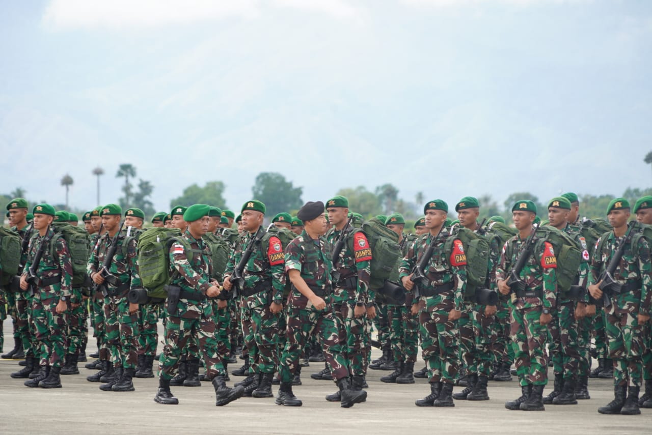 555 prajurit TNI Satgas Yonif 116/GS di berangkatkan ke wilayah Papua di Pangkalan Udara Sultan Iskandar Muda, Aceh Besar, Selasa (12/12/23). (Foto: Dok. Kodam IM)
