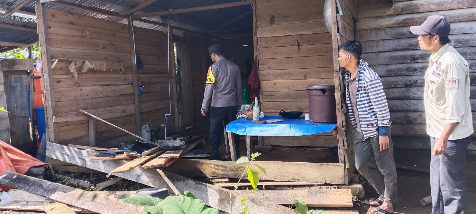 Kondisi rumah warga yang dirusak gajah liar di Kampung Ulu Naron, Kecamatan Pintu Rime, Bener Meriah. (Foto: Dok. Polres Bener Meriah)