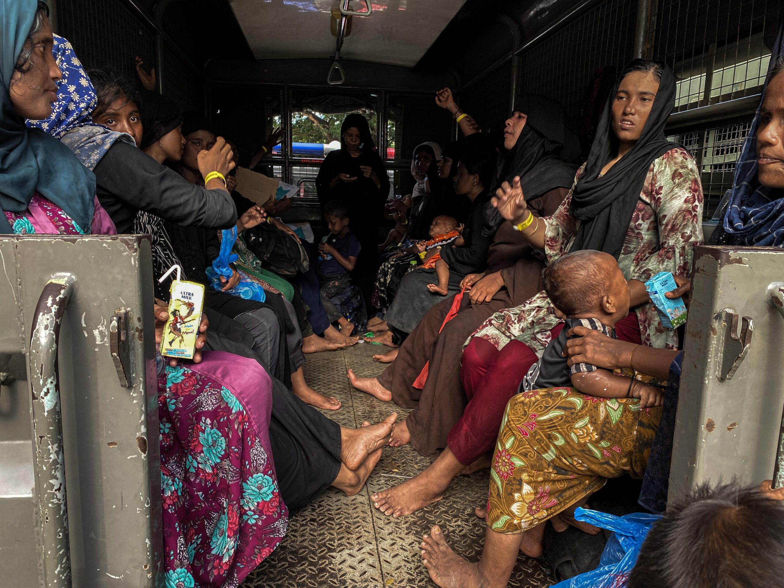 135 pengungsi Rohingya di tempat penampungan sementara di luar Balee Meuseuraya Aceh (BMA), Banda Aceh, Senin, (11/12/2023). (Foto: Distori/Fahzian Aldevan)
