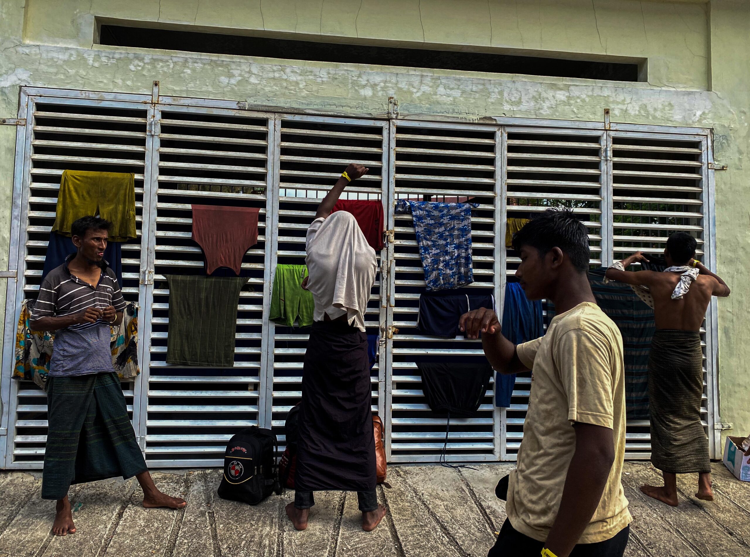 135 pengungsi Rohingya di tempat penampungan sementara di luar Balee Meuseuraya Aceh (BMA), Banda Aceh, Senin, (11/12/2023). (Foto: Distori/Fahzian Aldevan)