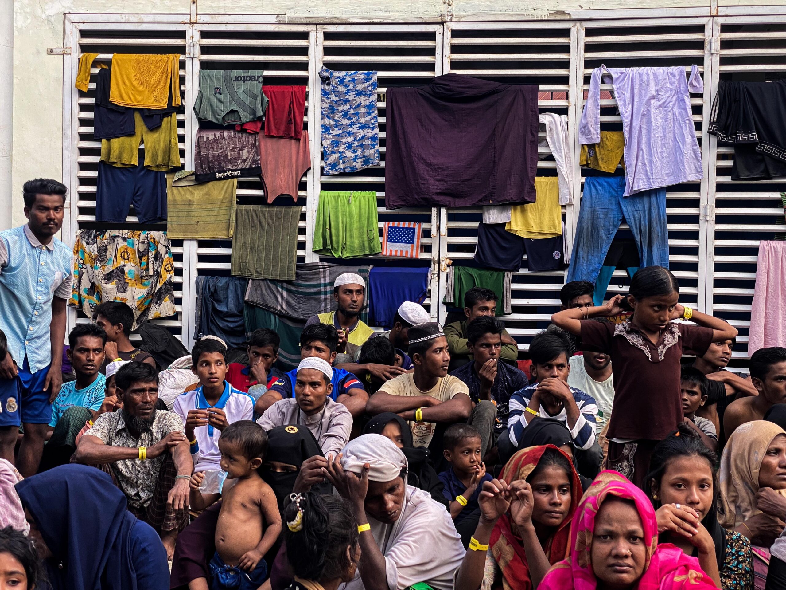 135 pengungsi Rohingya di tempat penampungan sementara di luar Balee Meuseuraya Aceh (BMA), Banda Aceh, Senin, (11/12/2023). (Foto: Distori/Fahzian Aldevan)