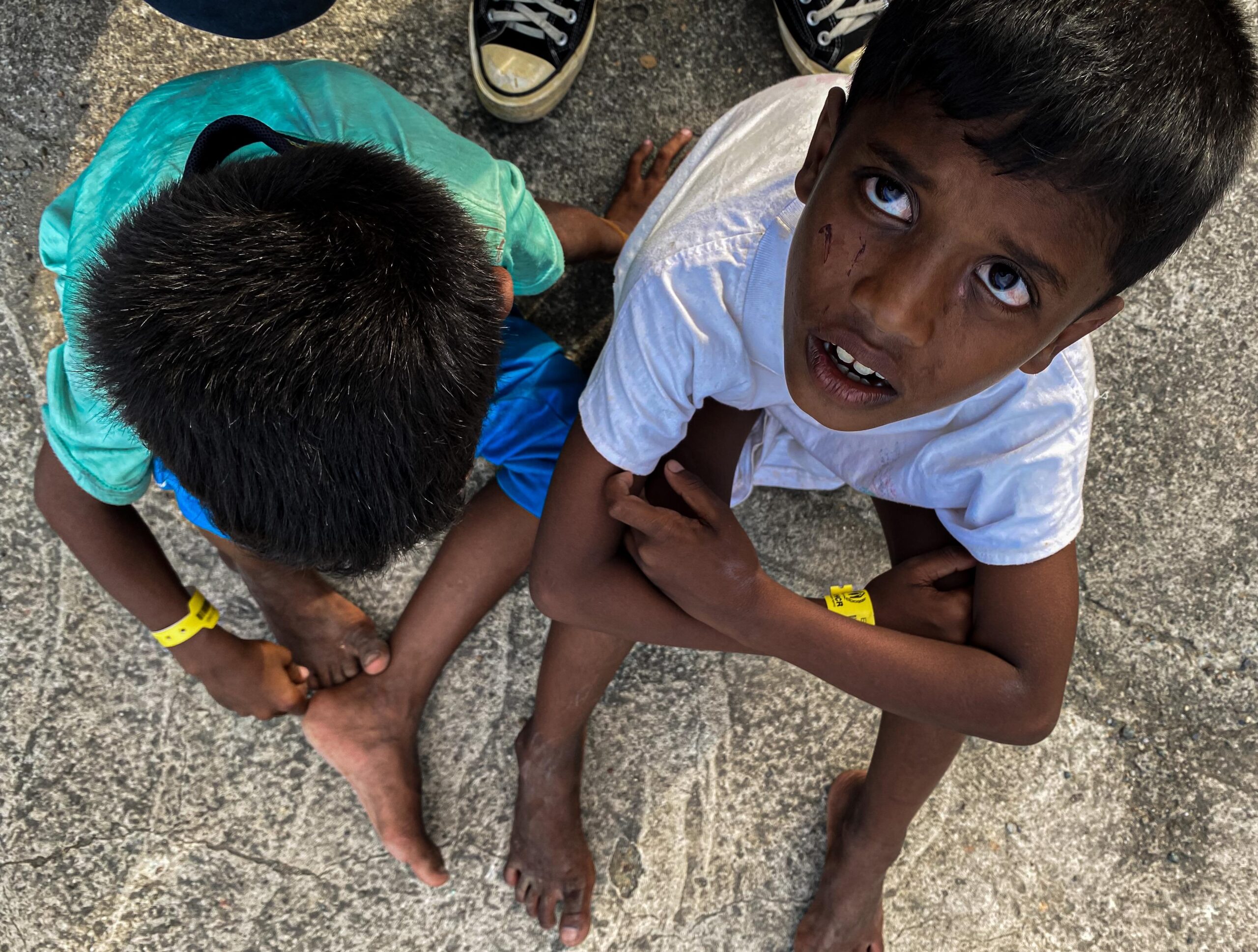 135 pengungsi Rohingya di tempat penampungan sementara di luar Balee Meuseuraya Aceh (BMA), Banda Aceh, Senin, (11/12/2023). (Foto: Distori/Fahzian Aldevan)