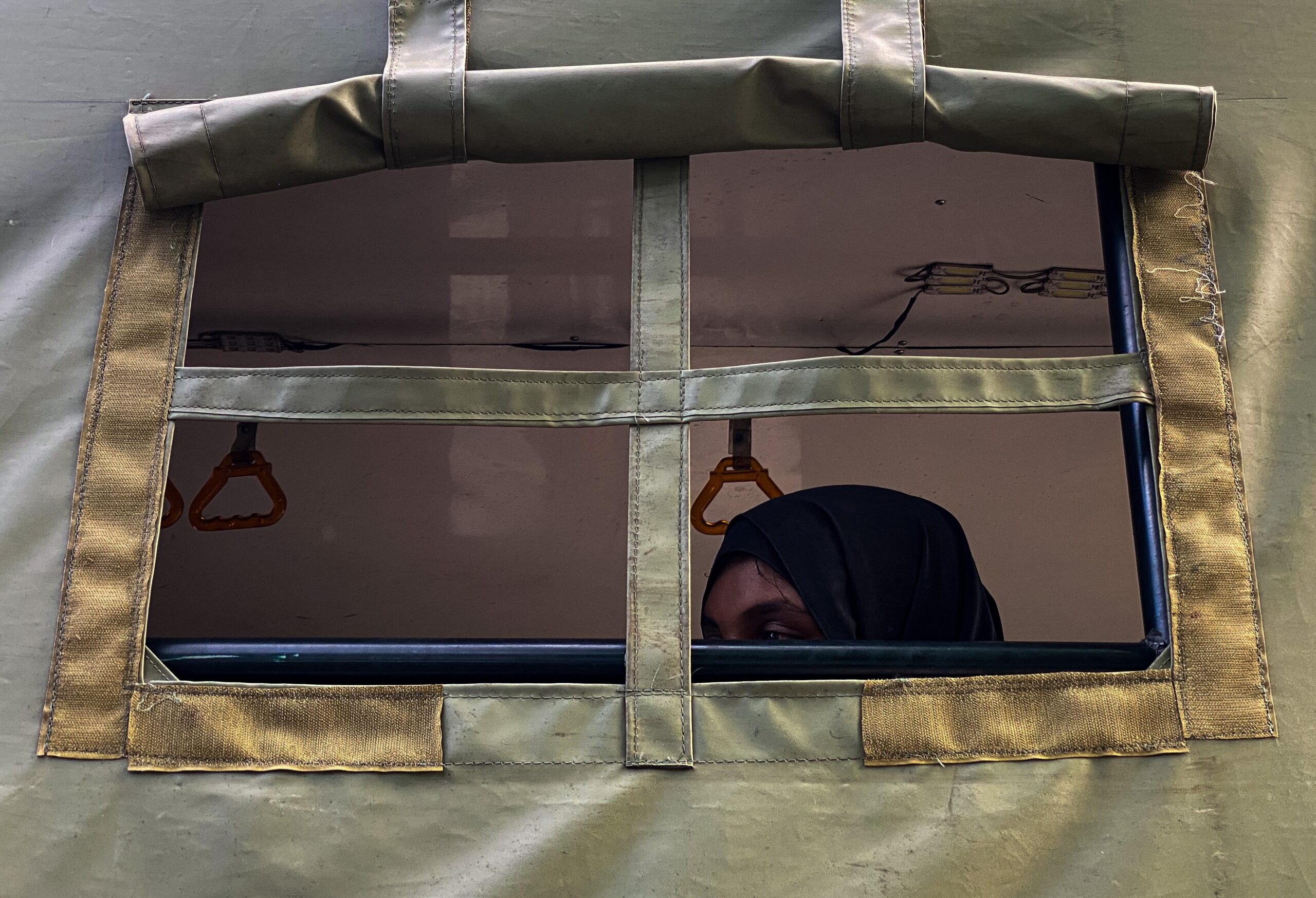 135 pengungsi Rohingya di tempat penampungan sementara di luar Balee Meuseuraya Aceh (BMA), Banda Aceh, Senin, (11/12/2023). (Foto: Distori/Fahzian Aldevan)