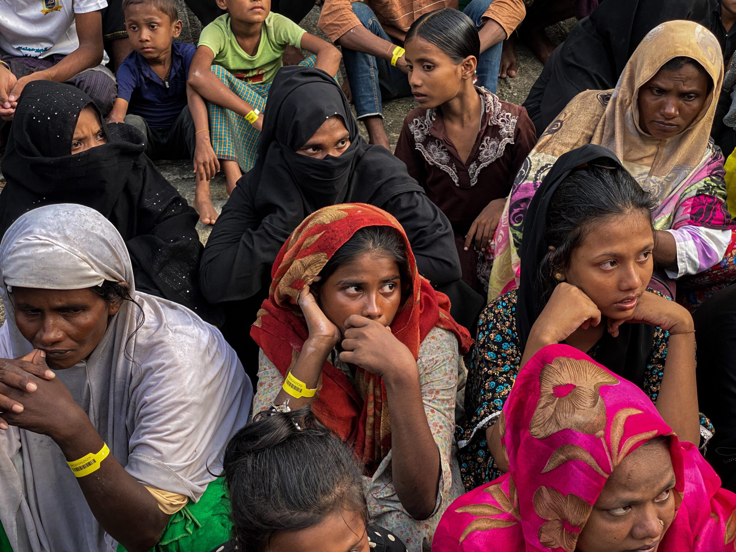 135 pengungsi Rohingya di tempat penampungan sementara di luar Balee Meuseuraya Aceh (BMA), Banda Aceh, Senin, (11/12/2023). (Foto: Distori/Fahzian Aldevan)