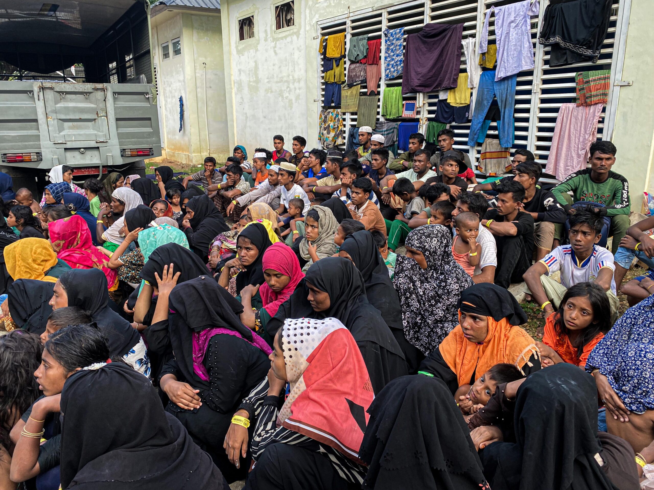 135 pengungsi Rohingya di tempat penampungan sementara di luar Balee Meuseuraya Aceh (BMA), Banda Aceh, Senin, (11/12/2023). (Foto: Distori/Fahzian Aldevan)