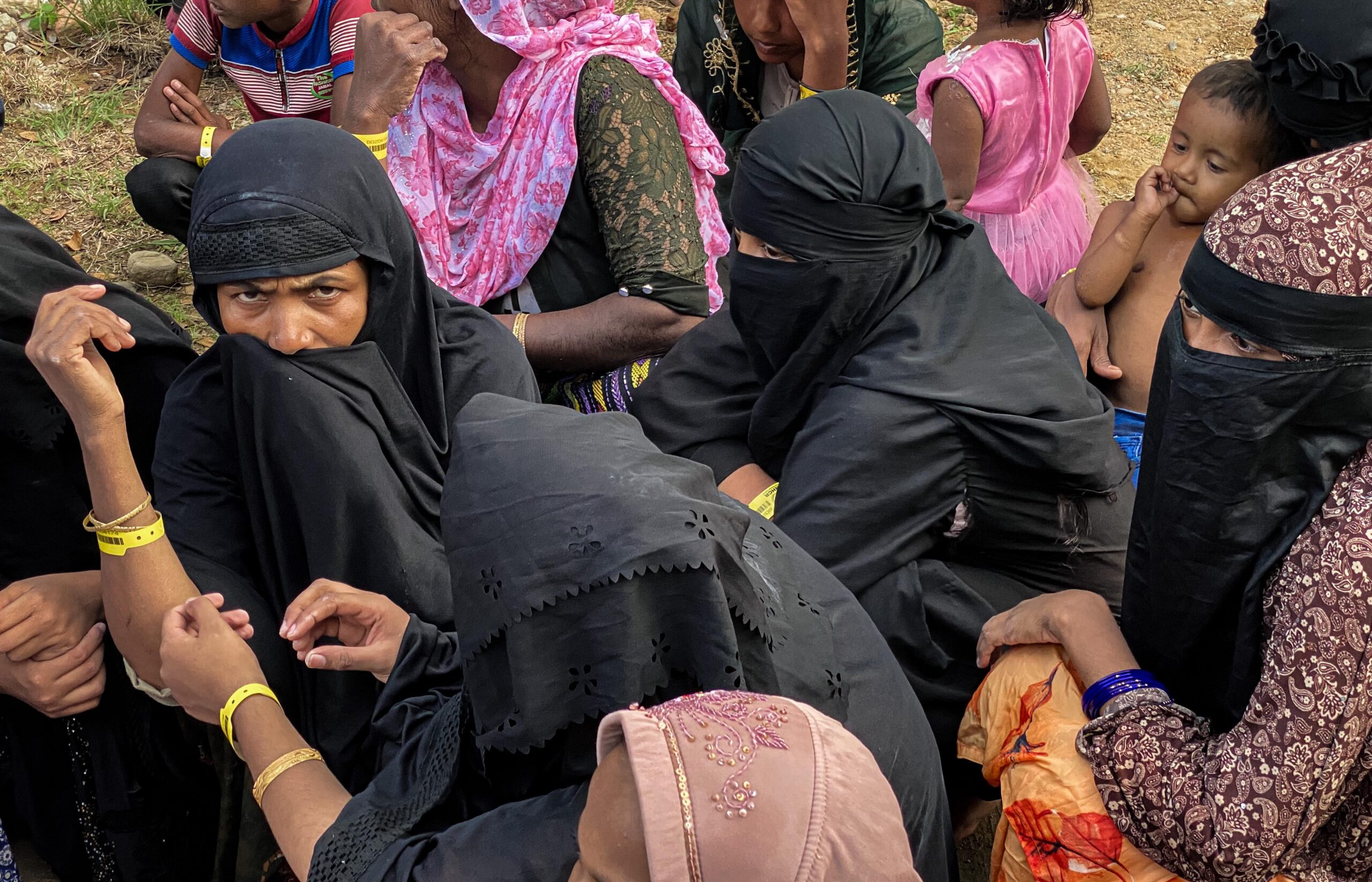 135 pengungsi Rohingya di tempat penampungan sementara di luar Balee Meuseuraya Aceh (BMA), Banda Aceh, Senin, (11/12/2023). (Foto: Distori/Fahzian Aldevan)